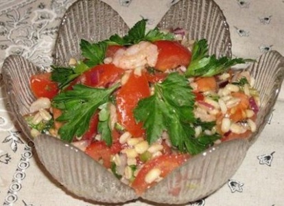 Салат из перловки с креветками и помидорами